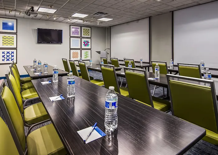 Holiday Inn Express & Suites Detroit - Farmington Hills By Ihg
